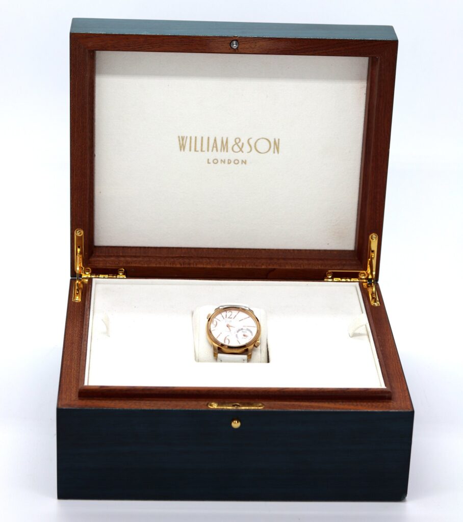 Elegant Wooden Watch Gift Box Matte Lacquer Finish – FSC Certified Customizable Design