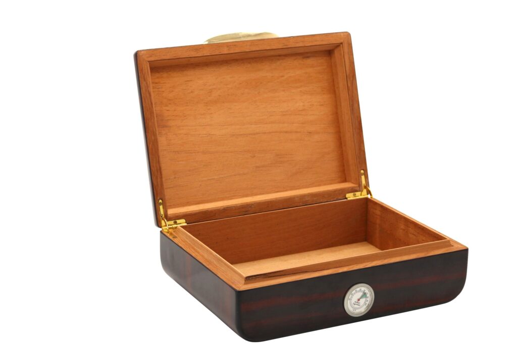 Glossy Lacquer Wooden Cigar Box – Metal Hardware with Elegant Woodgrain Finish