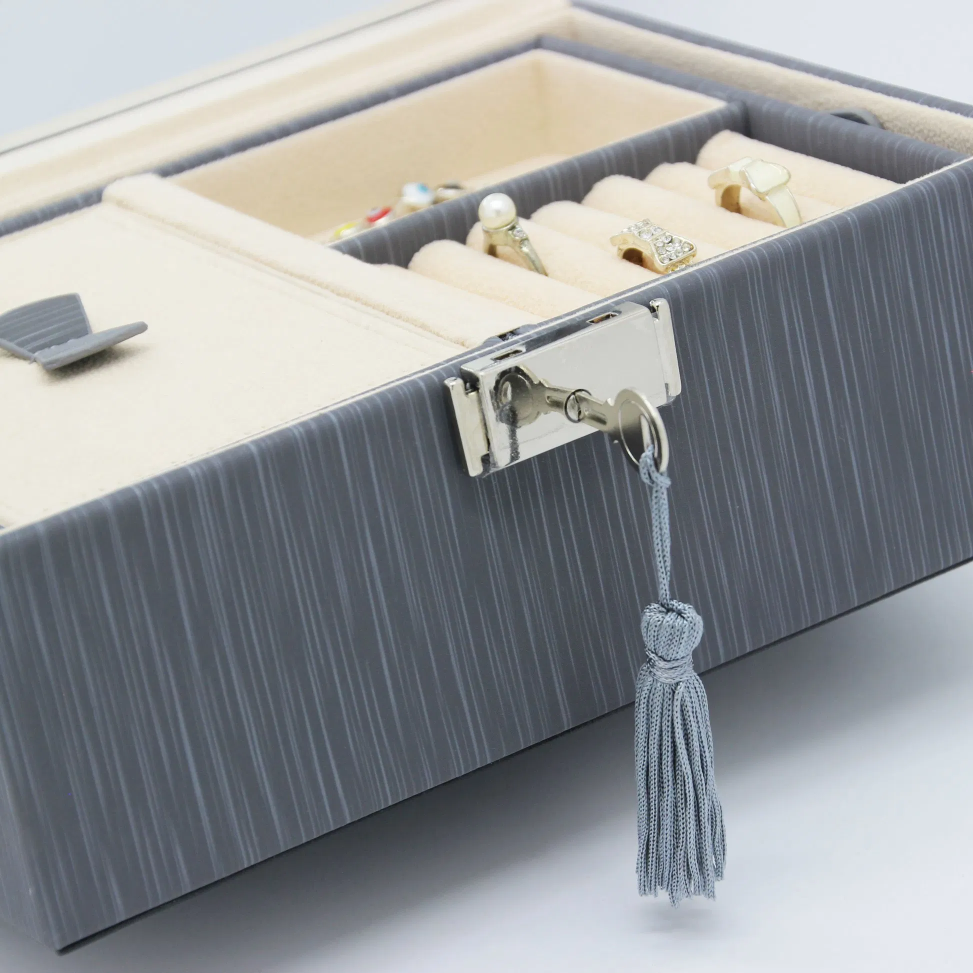 Customized High End Fashion Silver PU Leather Packaging Box Gold Lock Jewelry Box