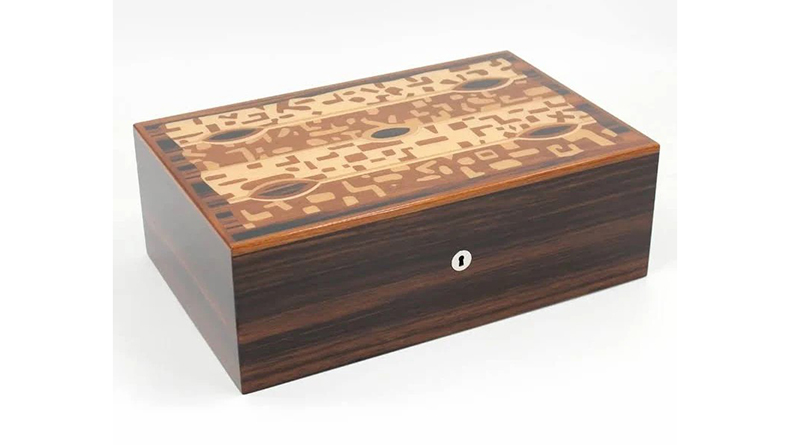 Okoume cigar box with decorative wood surface and lock