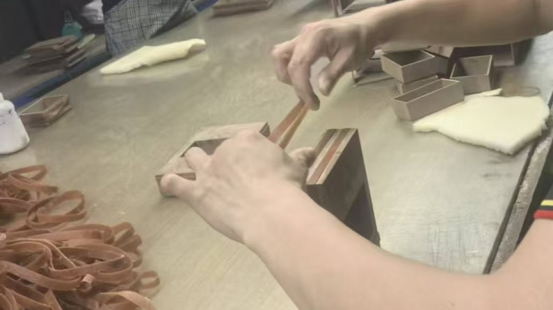 Wooden boxes shaped with rubber rings