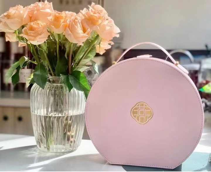 Red Wholesale High-End Luxury Round PU Leather Box with Handle Packaging Gift Perfume Box
