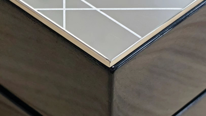 Fitting details between stainless steel and wooden box