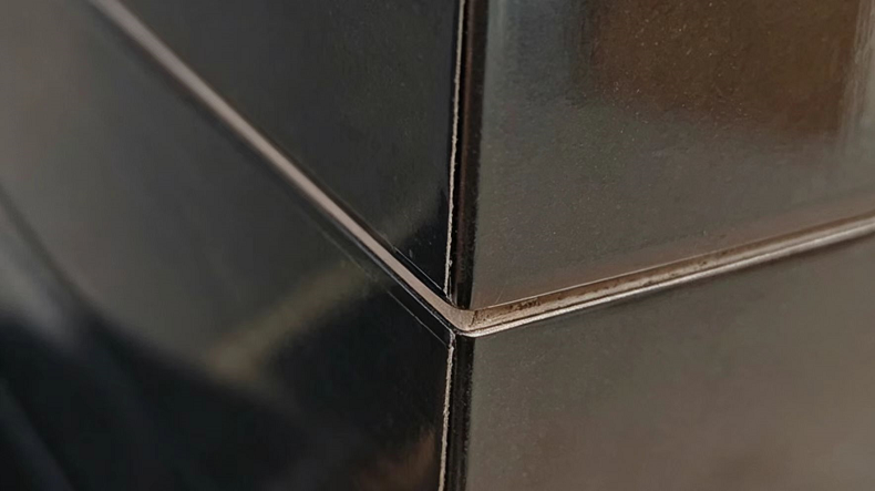 Sample box with visible gap