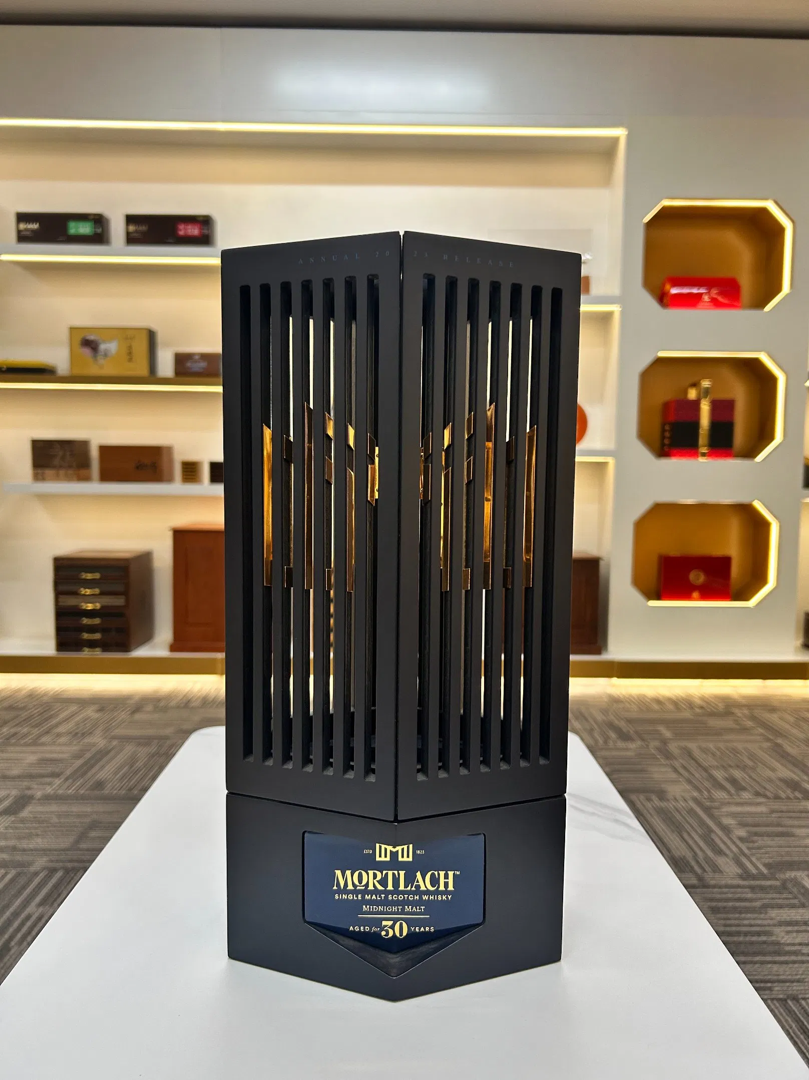Luxury Custom Whisky Gift Box Premium Spirits Presentation Packaging with Unique Wing Opening Design