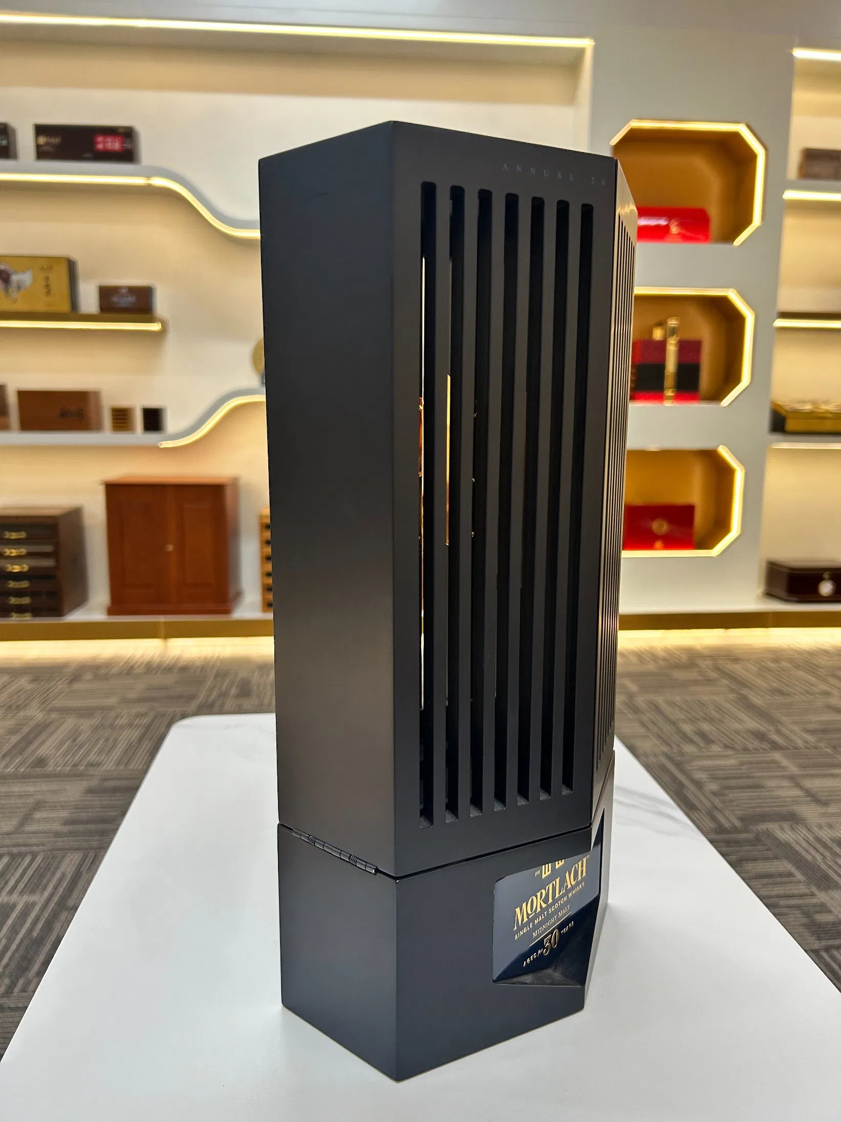 Luxury Custom Whisky Gift Box Premium Spirits Presentation Packaging with Unique Wing Opening Design